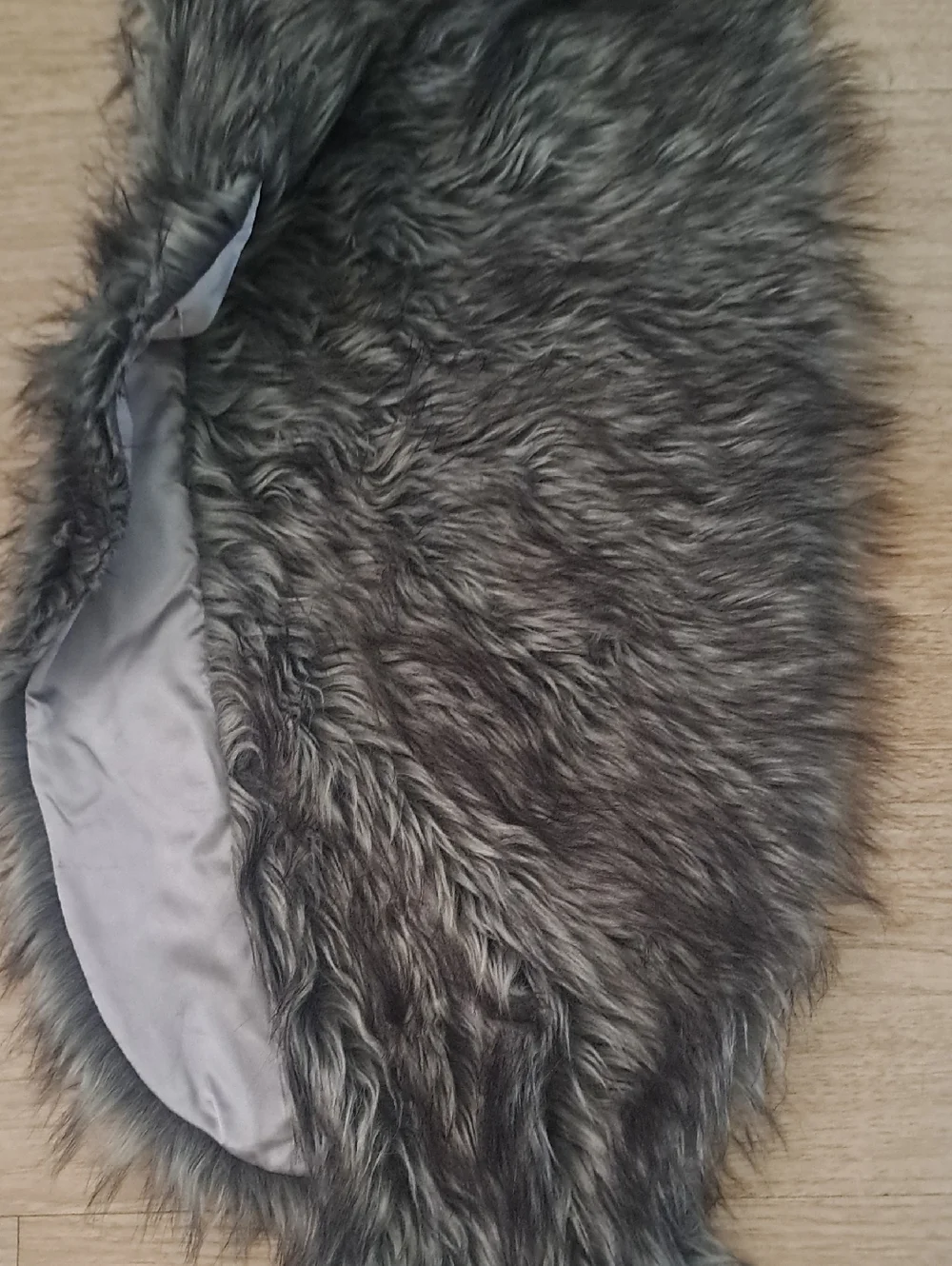 Crossed stole or wide neck wrap for the shoulders. Color: Grey